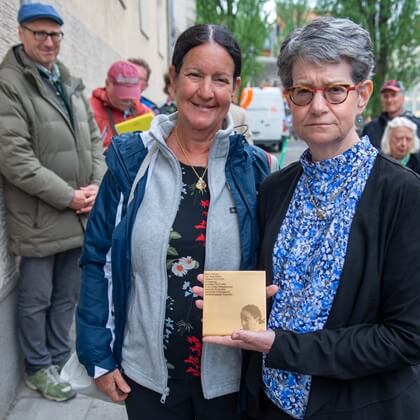 Familienangehörige Nancy Freund-Heller und Sandra Freund Coonley mit dem Erinnerungszeichen für Selma Sänger