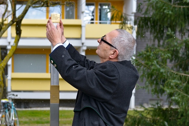 Roberto Paskowski bringt eines der Erinnerungszeichen an