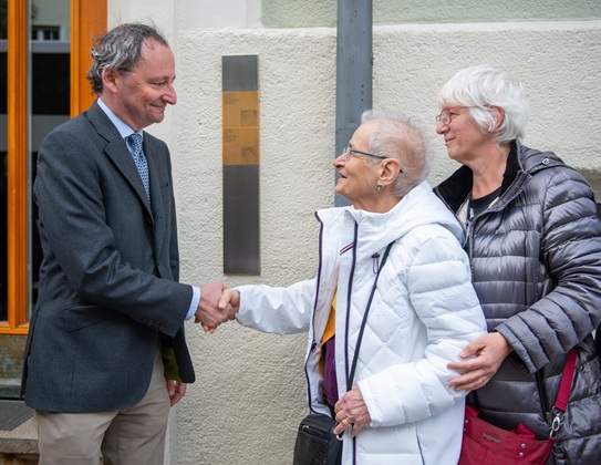 Michael Kuemmerle, Chairman of the Management Board of the Wittelsbach Equalisation Fund, and relatives of the Hirschberg/Marx family