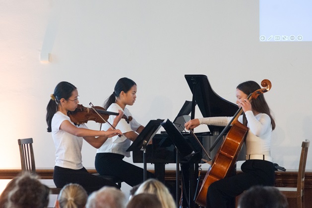 Students of the städtische Sing- und Musikschule set the musical background