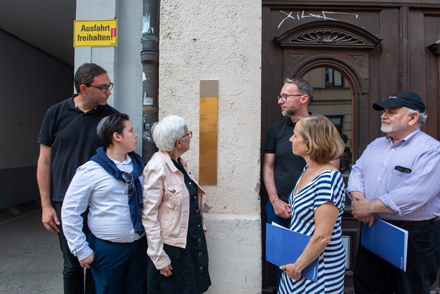 Relatives with the Memorial Signs at Westermühlstraße 37