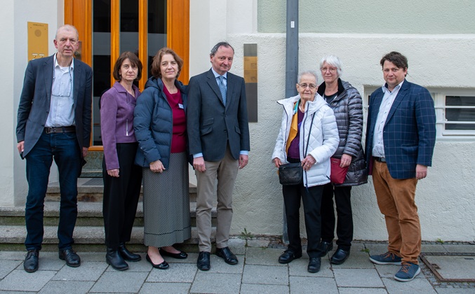 Group picture with the Memorial Signs for Erna and Friedrich Siegmund Marx